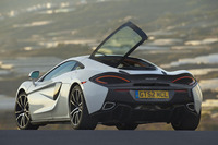 ガラスハッチは左ハンドル仕様（写真）なら左側を軸、右ハンドルなら右側を軸にして開くようになっている。