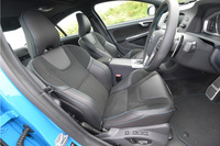 フロントシートには、人間工学に基づいてデザインされ、ホールド性に優れたスポーツシートを採用。