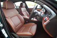 シート表皮は本革張り。テスト車にはオプションのパイピングが施されている。