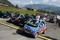 「スマートタイムズ2010」のパレード。先頭のサンゴ礁プリントはクロアチアのザグレブから来たミリアナ＆トミスラフ夫妻。