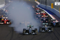 スタートがよかった2番グリッドのロズベルグ（写真中央）だったが、ターン2でタイヤをロックさせ、フラットスポットを作って早々にタイヤ交換を行わざるを得なくなった。ライバルのハミルトンを追うことができず、後方からの追い上げに終始し、結果今年9回目の2位フィニッシュ。レース後、オープニングラップでのミスを「まったく不必要なものだった」と悔やんでいた。（Photo=Mercedes）
    