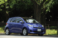 こちらは、2010年11月に発売された「トヨタ・ラクティス」。「フィットシャトル」と同様、居住性と積載性をウリとするコンパクトカーで、1.5リッターガソリンモデルは、ほぼ同じ価格帯（160〜180万円台）。「トヨタ・ヴィッツ」とともに、フィットファミリーの牙城に挑む。