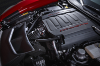 標準グレードで460ps、「Z51」で466psの最高出力を発生する6.2リッターV8 OHVエンジン。「LT1」というエンジン型式は、「C3」や「C4」時代の高出力エンジンにも採用されていた懐かしの名前だ。
    