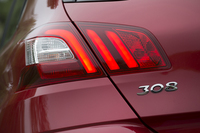 2013年9月のフランクフルトモーターショーでデビューした、新型「プジョー308」。日本では2014年秋、ハッチバックとワゴンが同時に発売される見通しだ。