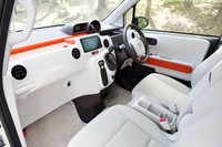 こちらはフロントがベンチシートタイプになる「Y」グレードのフロマージュ内装。運転席と助手席の間にはカップホルダー付きのクッショントレイが備わる。