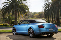 これは「キングフィッシャー・ブルー」と呼ばれるブルーメタリック。