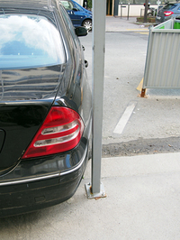 こちらは、見事にポールを避けた「メルセデス・ベンツCクラス」。