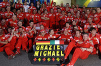 ありがとう、ミハエル！ シューマッハーの引退は、フェラーリの輝かしい一時代の区切りとなる。偉大なるドイツ人チャンピオンから、マッサとライコネンという新しい時代のドライバーたちへバトンが渡される。（写真＝Ferrari）