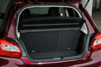 ラゲッジルームでは、後席をたたんだ際の床面がよりフラットになるよう、改良が施された。（写真をクリックするとシートの倒れる様子が見られます）