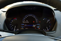 メーターは、中央が速度計。回転計は左端にあり、6時方向から12時方向までの表示となる。燃費情報やタイヤの空気圧も確認することができる。