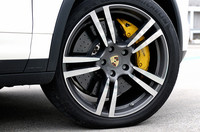 オプションの「ポルシェ・セラミックコンポジット・ブレーキ」は、ブレーキキャリパーが黄色にカラーリングされるのが特徴。通常より大径サイズのブレーキディスクを採用し「カイエンターボ」では、フロントが外径410mm、リアが外径370mmとなる。ホイールは、オプションの21インチ911ターボII。タイヤはミシュランLATITUDEスポーツ（295/35R21）を履く。