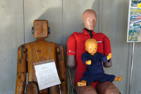 施設の入り口では、ダミー一家がお出迎え。