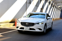 質感の高い乗り心地の実現を目指し、前後ダンパーやフロントロワアームのブッシュが改良されている。