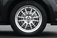 15インチの軽量鍛造アルミホイール。1本あたり3.6kg軽くなっている。