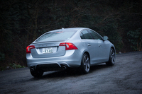 「R-DESIGN」専用のディフューザー付きリアバンパーと、デュアル・スポーツテールパイプが後ろ姿をスポーティーに引き締める。試乗車のボディーカラーはR-DESIGN専用色のエレクトリックシルバーメタリック。