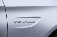 フロントフェンダー部に添えられる「BITURBO」（＝ツインターボ）のエンブレム。
    