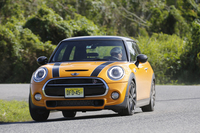 ゴーカートフィーリングを際立たせるため、新型のサスペンションは材質選定と形状面から見直された。前サスペンションではピボットベアリングにアルミを、アクスルキャリアとアームに超高張力鋼を用い、コーナリング時の俊敏さと正確さを向上させているという。