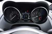 メーターはアナログ式の2眼タイプ。その間に、マルチインフォメーションディスプレイがおさまる。