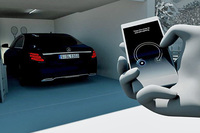 「Remote Parking Pilot」の操作イメージ。ドライバーは、車両にリンクしたスマートフォンの画面を指先でなぞるなどして、車外からクルマの入出庫を行う。