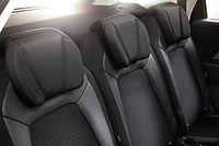 ハーフレザーシートおよび大型ヘッドレスト