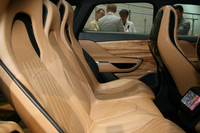 乗車定員は5人、後席は3人掛けとなる。2013年9月のフランクフルトモーターショーで公開された青い「C-X17」の乗車定員は4人（後席は左右独立式の2座）だった。