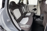 3ドアモデルとは違い、リアシートは3座式。ただし、中央席に座る人はセンターコンソールをまたぐ必要がある。