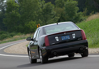 【スペック】V8：全長×全幅×全高＝4995×1845×1455mm／ホイールベース＝2955mm／車重＝1840kg／駆動方式＝FR／4.6リッターV8 DOHC32バルブ（320ps/6400rpm、43.3kgm/4400rpm）