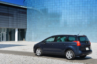 【スペック】5008シエロ：全長×全幅×全高＝4530×1840×1645mm／ホイールベース＝2725mm／車重＝1600kg／駆動方式＝FF／1.6リッター直4DOHC16バルブターボ（156ps/6000rpm、24.5kgm/1400-3500rpm）／燃費＝11.7km/リッター（JC08モード）／価格＝330万円（テスト車＝355万円／レザーパッケージ＜グレージュ＞＝25万円）