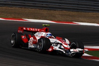 予選11位――いまのスーパーアグリにとってはポールポジションに匹敵するだろう好位置につけたアンソニー・デイヴィッドソン。しかしオープニングラップ、トヨタのヤルノ・トゥルーリのスピンを避けるために順位を落とし、期待のかかったレースを14位で終えた。
予選17位と苦戦した佐藤琢磨も、スタートの混乱に巻き込まれた。以後「ほとんど何も起こらなかった」とコメントするほど動きがなく、18位でフィニッシュした。（写真＝Honda）