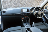 ダッシュボード表面をソフトな素材でおおうなどして、質感の向上が図られたインテリア。Aピラーとサイドミラーのクリアランスなど、視界の確保にもこだわったという。