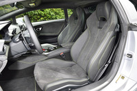 レザーとアルカンターラからなるコンビネーションシート。ここにもグリーンのステッチが走る。