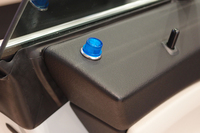 各ドアの内側には、万が一の水素漏れを乗員に知らせるブルーの警告灯（写真中央）が備わる。