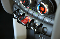 インテリアにおける「MINI」の特徴の一つであるトグルスイッチ。従来モデルではパワーウィンドウのスイッチもここに配されていたが、新型ではドアに移されている。
    