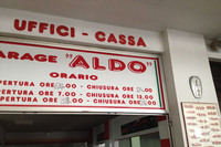 事務スペースの入り口。イメージカラーは赤で統一。脇には歴代フェラーリグランプリカーのポスターが。