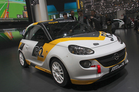 2013年3月のジュネーブショーで参考出品されたラリー仕様の「アダムR2」。