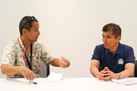 別室にて、チーフエンジニアの小鑓貞嘉（こやり さだよし）さん（右）を直撃中の小沢コージ（左）。
    