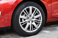 タイヤサイズは205/50R17。試乗車にはコンチネンタル・コンチスポーツコンタクト5が装着されていた。