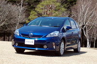 トヨタの新型ハイブリッド「プリウスα」発売の画像