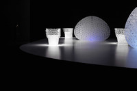 ハイテクを駆使して造られたオブジェが並ぶ「純」の空間。（写真＝トヨタ自動車）