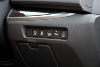 予防安全装備は充実しており、衝突被害軽減ブレーキや車線維持支援機能、自動操舵（そうだ）技術を利用した歩行者事故低減ステアリングなどが搭載される。