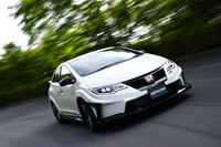 無限の「シビック タイプR」は、フロントのリップ形状を変更することにより、ノーマルよりも走行安定性が向上しているという。