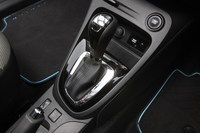 トランスミッションはデュアルクラッチ式6段ATのみ、駆動方式はFFのみが用意される。
    