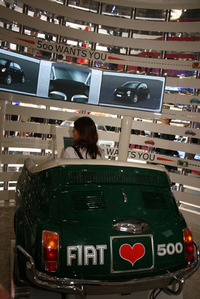 新500のカラーリングをバーチャルで選べるコーナー。