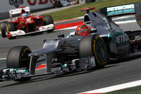 レース前、ピレリタイヤへの批判で注目を集めたミハエル・シューマッハーは、コース上でも（悪い意味で）目立ってしまった。8位を争っていた13周目、前を走るブルーノ・セナのウィリアムズに、シューマッハーのメルセデスが追突、両車はリタイアとなった。互いに非難し合っていたが、レーススチュワードはゴール後、シューマッハーに非があったとし、次戦5グリッド降格のペナルティーを言い渡した。（Photo=Mercedes）