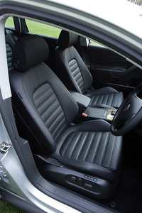 シートは標準ではファブリックだが、写真はレザーパッケージのオプションで用意される“Fine Napa”。