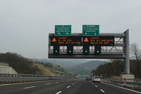 旧道と新道との分岐を示す標識。左が旧道で、直進がバイパスとなる新道。