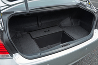 荷室の容量は、リアオートエアコン付きのテスト車の場合427リッターとなる（標準仕様は510リッター）。ラゲッジボード下に見える収納スペースは、幅600mm×奥行き440mm×深さ250mm。