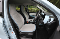 ヘッドレスト一体型のフロントシート。縁にはインテリアトーンに合わせたパイピングが施されている。