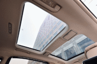 パノラミックスライディングルーフも標準で備わる。ガラスの色を透明からダークブルーに変更できる調光機能付き。（クリックすると色の変化が見られます）