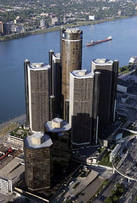 写真は、ゼネラルモーターズの本社がある、ミシガン州デトロイトの「ルネッサンスセンター」。
同社は1908年の創業。世界中に25万人以上の従業員を有し、34カ国で乗用車およびトラックを製造。2008年上半期にトヨタ自動車にその座を譲るまで、77年間に渡って世界一の販売台数を誇った。